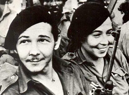 Raúl Castro y su esposa Vilma Espín, en Sierra Maestra en una foto sin fechar.