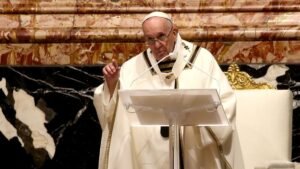 El papa Francisco pasó una noche tranquila, pero su estado sigue bajo observación médica