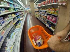 En febrero cayó el 9,8% del consumo masivo y lleva 15 meses seguidos de retracción