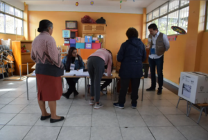 Los ecuatorianos van a las urnas para elegir presidente en medio mayores medidas de seguridad