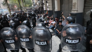 Represión en el Congreso: al menos 20 heridos, 124 detenidos y destrozos en la marcha de jubilados e hinchas