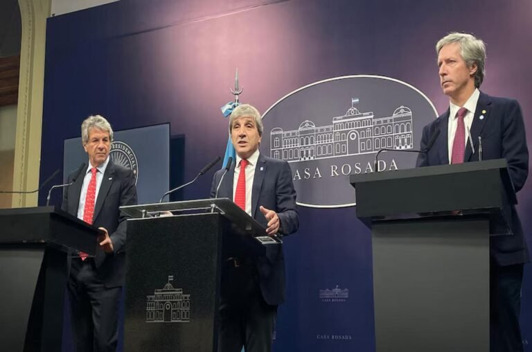 Juan Pazo, Luis Caputo y Santiago Bausili.