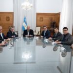 Frnaco junto a Raúl Jalil (Catamarca), Ignacio Torres (Chubut), Claudio Vidal (Santa Cruz) y la vicegobernadora de Córdoba, Myrian Prunotto.