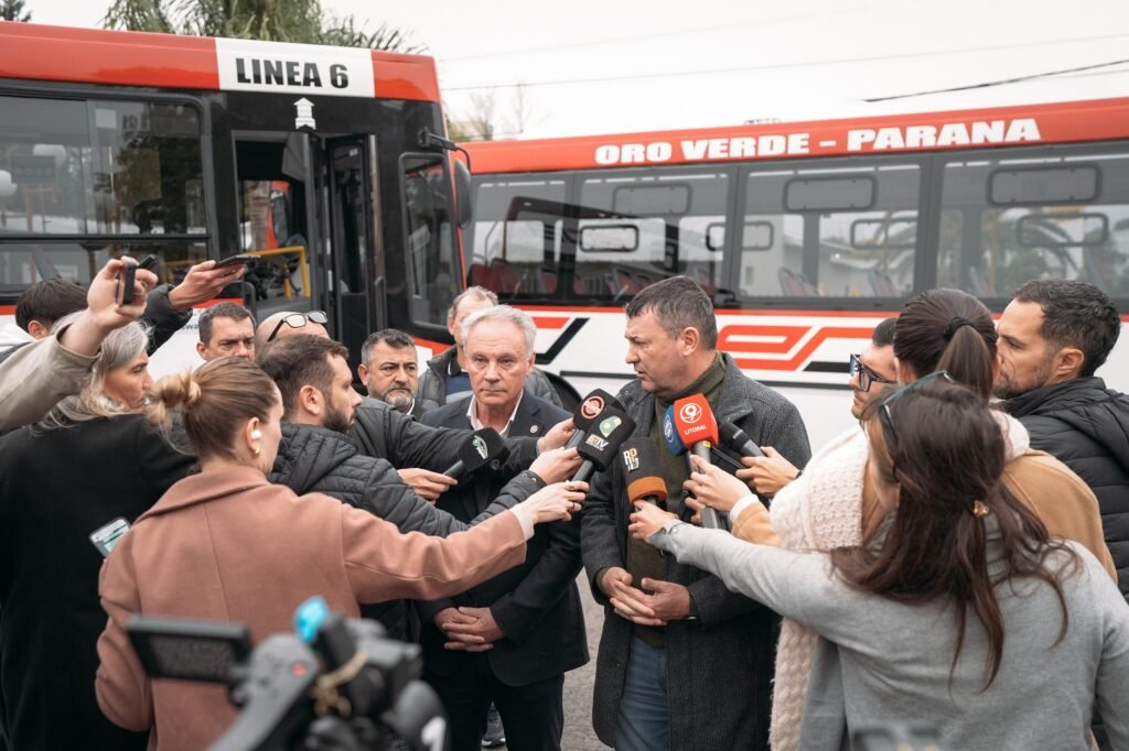 El ministro Darío Schneider y el secretario de Transporte de la provincia, Juan Diego Elsesser hablaron del servicio.